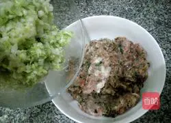 Illustration of how to make mushroom, cabbage and pork dumpling stuffing 7