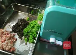 Illustration of how to make celery and pork dumpling stuffing 7