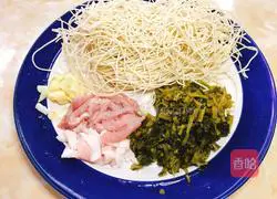 Illustration of how to make fried noodles with shredded pork and vegetables 1