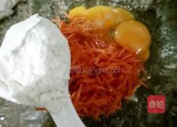 Illustration of how to make carrot and egg pancakes 1