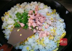 Illustration of how to make ham and egg fried rice 6