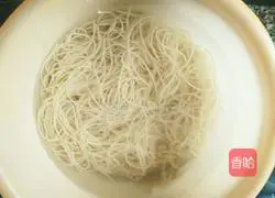 Illustration of how to make stir-fried noodles with eggs, cabbage 2