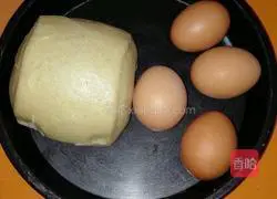 Illustration of how to make fried egg steamed buns 1