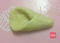 Illustration of how to make horseshoe flower steamed buns 11