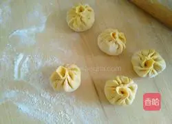 Illustration of how to make mushroom, potato and eggplant buns 12
