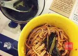 Illustration of how to make noodles with scallion oil 7