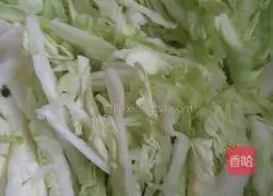 Illustration of making fried noodles with cabbage 1