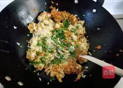 Illustration of how to make carrot and egg fried rice 10