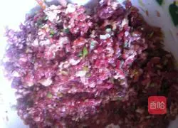 Illustration of how to make mutton and carrot dumplings 1