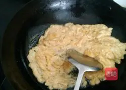 Illustration of how to make tomato and egg fried rice 9