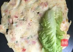 Illustration of how to make cherry tomatoes, eggs, ham, sausage, lettuce wraps 10