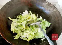 Illustration of how to make fried noodles with cabbage 1