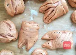 Illustration of how to make dragon fruit, millet and multigrain steamed buns 11