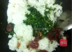 Illustration of how to make kale and sausage fried rice 12