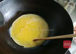 Illustration of how to make shrimp, leek and egg dumpling filling 6