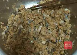 Illustration of how to make salmon and chive dumplings 4