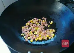 Illustration of how to make pineapple, ham and corn kernel fried rice 2