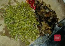 Illustration of how to make soaked cowpeas, sausages and fried rice 2