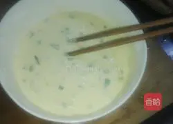 Illustration of how to make green onion and egg pancakes 3