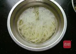 Illustration of how to make fried noodles with eggs 6
