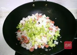 Illustration of how to make cucumber and ham fried rice 5
