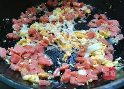 Illustration of how to make ham, sausage and egg fried rice 6