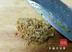 Illustration of how to make wonton stuffing with vegetables and fresh meat 7