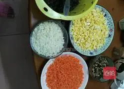 Illustration of how to make water chestnut corn and carrot dumplings 1