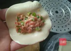 Illustration of how to make dumpling skin pot stickers 6
