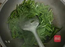 Illustration of how to make stir-fried noodles with minced chives and minced meat 4