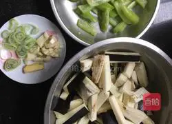 Illustration of how to make shredded eggplant noodles 2