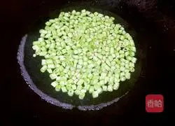 Illustration of how to make green beans and salted duck egg fried rice 2