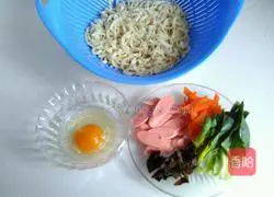 Illustration of how to make colorful vegetable fried noodles 1