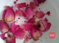 Illustration of how to make rose rice dumplings 1