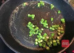 Illustration of how to make ham sausage and asparagus fried rice 3