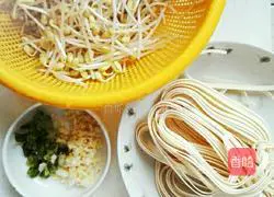 Illustration of how to make spicy bean sprout noodles 1