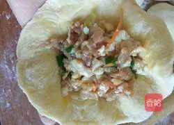 Illustration of how to make flower buns 4