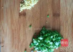 Illustration of how to make pork and pickled cabbage dumplings 3