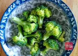 Illustration of how to make fried black rice with broccoli 1