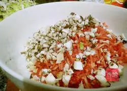 Illustration of how to make carrot, mushroom and pork dumplings 1