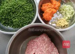 Illustration of how to make dumplings filled with cowpea, pork and carrot stuffing 3