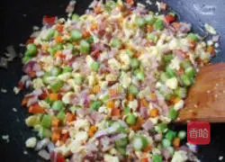 Illustration of how to make egg fried rice colorfully 9