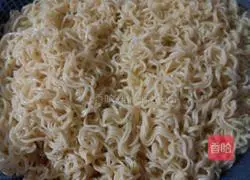 Illustration of how to make fried noodles with bean sprouts and minced meat 3