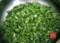 Illustration of how to make mushroom, shrimp, rice, leek and meat dumplings 4