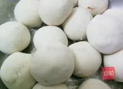 Illustration of how to make glutinous rice balls with fillings 11