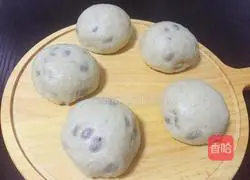 Illustration of how to make black sesame and honey bean steamed buns 7