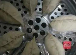 Illustration of how to make potato and pickled vegetable buns 19