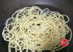 Illustration of how to make noodles with scallion oil 5