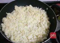 Illustration of how to make seaweed fried rice 9