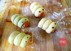 Illustration of how to make caterpillar ham steamed buns 10